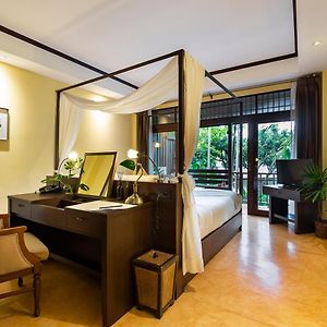 Deluxe Double Room Bathtub